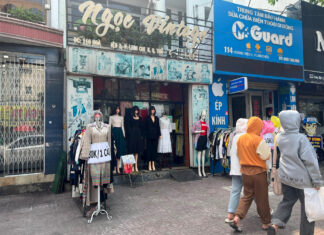 A road in Ho Chi Minh City unaffected by rent hikes, customers still compete to rent despite high prices.