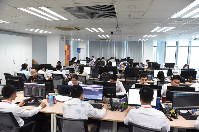 Out of firing storm, LPBank stock goes on hiring spree, aims for nearly triple profit in 2024