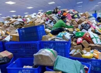 Contrasting Scenes Before Tet: Goods pile up like mountains, deliveries rush like waterfalls, drivers make a fortune.