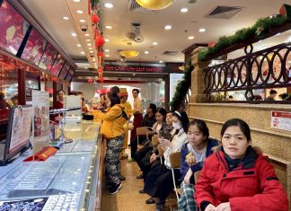 Hanoians Flock to Buy Gold in Honor of the Wealth God