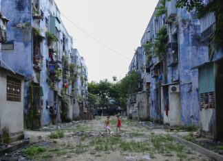 Danang demolishes “waiting-to-collapse” apartment buildings