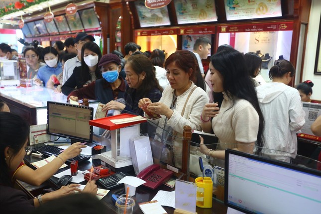 Knowing the hole, still rushing to buy gold