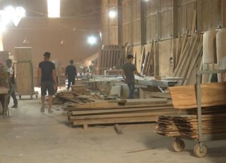 What does Dan Phuong district say about land violations in the craft village that have been ongoing for over 10 years?