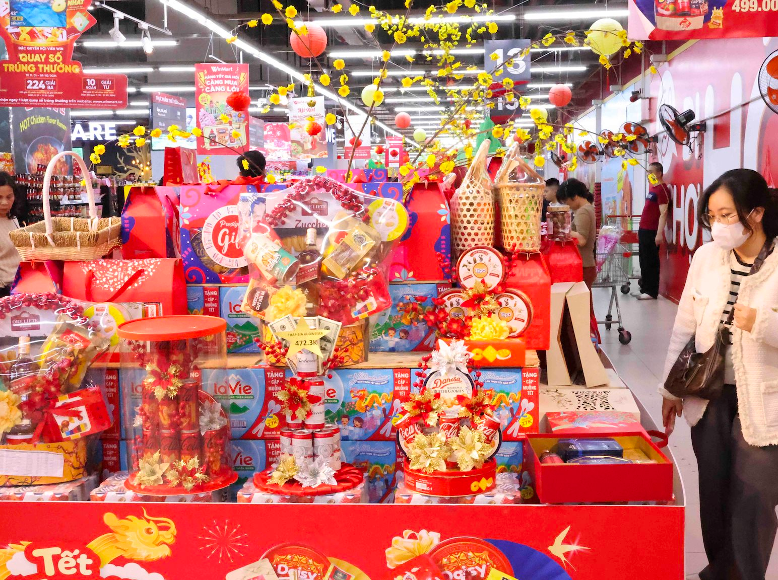 Surge in Lunar New Year Shopping: Supermarkets and Convenience Stores Experience Record Sales