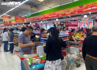 Supermarkets offer big promotions as Tet draws near, attracting customers to shop during lunch break
