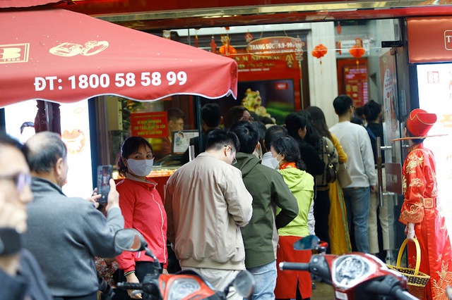 Hanoi queues up to buy gold before the God of Wealth’s Day, gold shops in Ho Chi Minh City are sparse