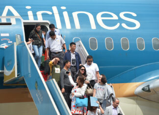 How did Vietnam’s two biggest airlines perform in 2023: One made a profit of over 300 billion, while the other incurred losses of over 5,000 billion