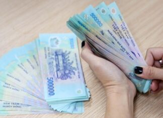 An HR member of the Big4 team with higher salary and bonus than the Chairman and CEO