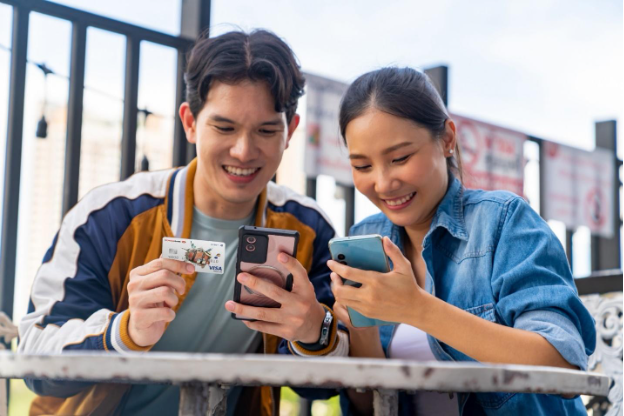 Listen to shopping “gurus” share the art of hunting for sales with payment cards