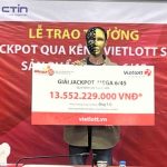 Husband wins over 13 billion VND in vietlott, gifts wife on March 8