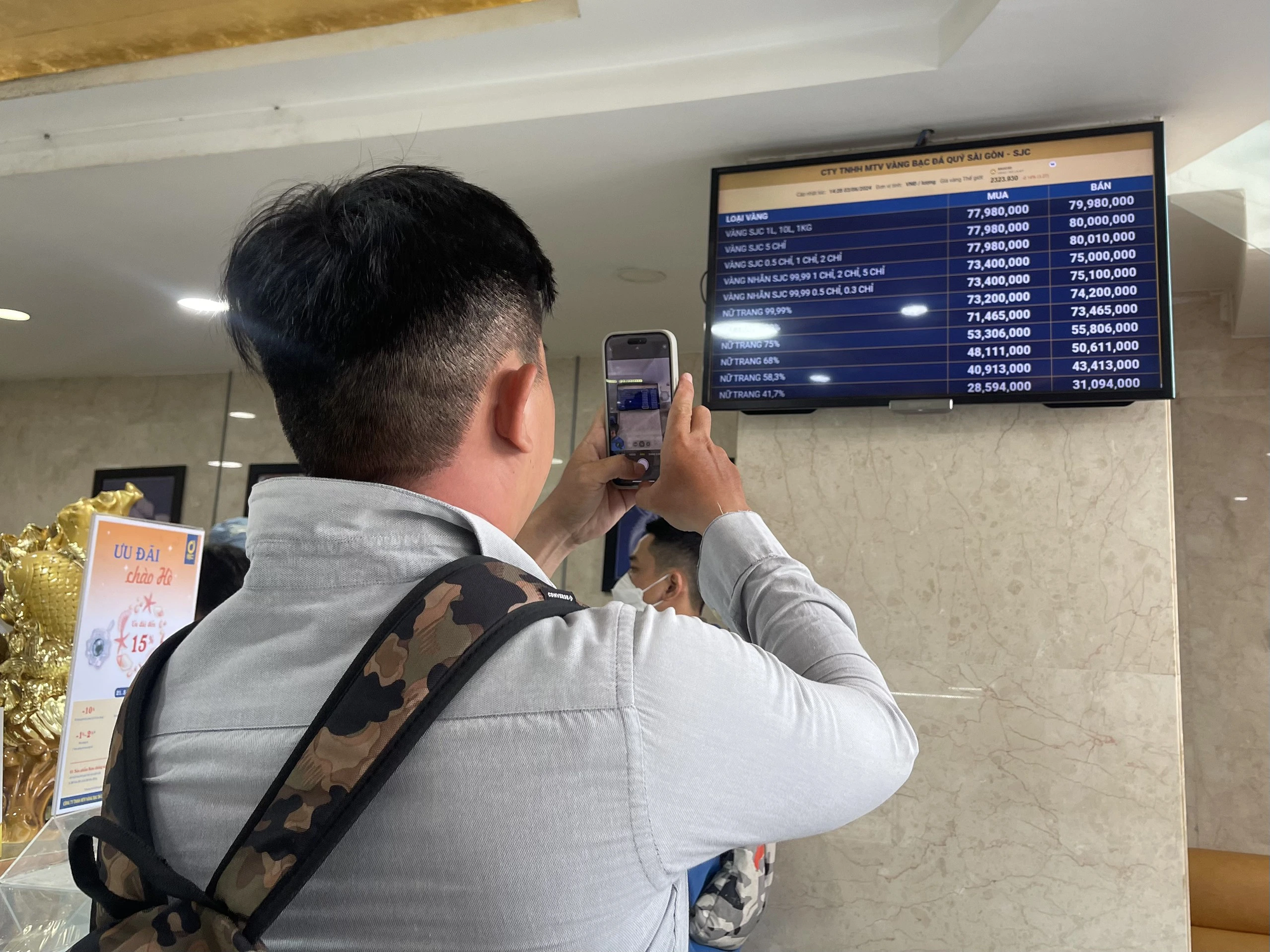 The Golden Rush: Eager Customers Queue for Their Chance to Buy Gold Bars