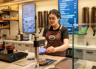 The F&B Industry’s Salary Insights: Kitchen Managers Outearn Store Managers, Bartenders Take Home the ‘Least’ at VND 15,000 per Hour