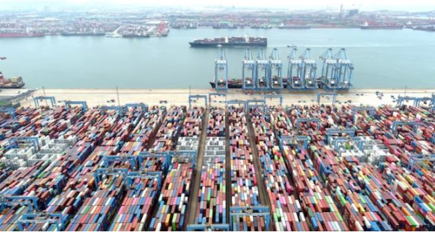 The Great Trade Race: US and China Neck-and-Neck in the Battle for Vietnamese Goods.