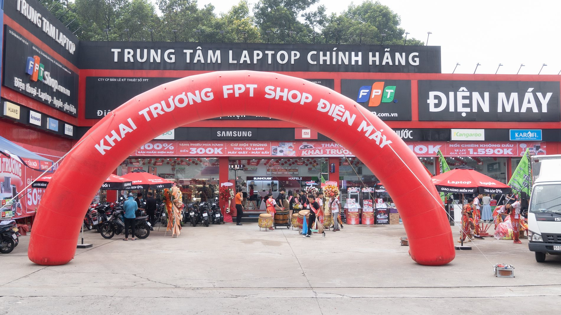 FPT Shop Enters the Electronics Retail Arena: 10 Stores Launched, Aiming for 50 in 2024