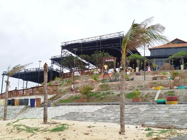 Sure, I can assist with that.
## Accountability Sought for Unpermitted Construction in Binh Thuan: A 4,500 Square Meter Structure