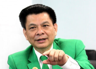 Who is the Man Behind the Group Shaking Hands with Billionaire Pham Nhat Vuong’s Taxi Company?