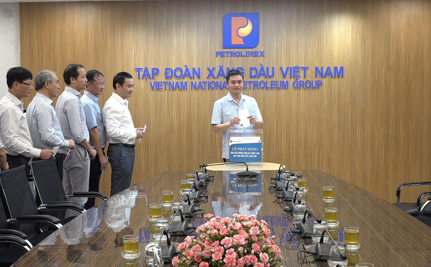 “Petrolimex Donates 12 Billion VND to Aid Flood Relief Efforts in the Wake of Storm Yagi”