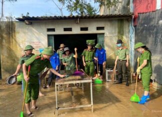The Residents of Thach Thanh District Work Diligently to Clean Their Homes Post-Floods