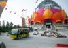 The Pie King’s Grand Plan: A Hundred-Billion-Dong Lotus Pagoda with a Near 7-Meter-Tall Medicine Buddha Statue: Visitors Flock for a Taste of the Famous Pie and a Glimpse of the Magnificent Structure.