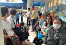 The Golden Rush: Crowds Scramble to ‘Scoop Up’ Gold Amid Price Surge