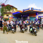 Fuel Shortage Crisis in Thai Nguyen: Residents Line Up with Plastic Cans to Buy Gasoline for Generators