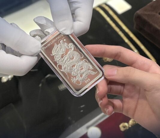 Silver Prices Continue Downward Trend Today