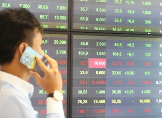 Vietnam Stocks Defy Global Trend on November 18, Vingroup Shares Surge