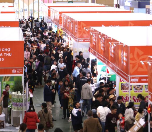 Golden ‘Phúc Long Tụ Bảo’ Statue Priced Over Half a Billion Dong at Autumn Fair 2025