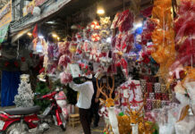 Christmas Decorations Hit the Streets Early, Offering ‘Soft’ Prices from the Start of the Season