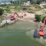 China’s Revolutionary Invention Shakes Construction and Rescue Industries: Amphibious Excavator Transforms into Boat, Operates 12 Hours in Flood Zones