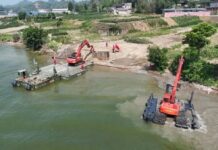 China’s Revolutionary Invention Shakes Construction and Rescue Industries: Amphibious Excavator Transforms into Boat, Operates 12 Hours in Flood Zones
