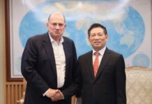 Deputy Prime Minister Hồ Đức Phớc Meets with AIA Group Chairman Mark Tucker