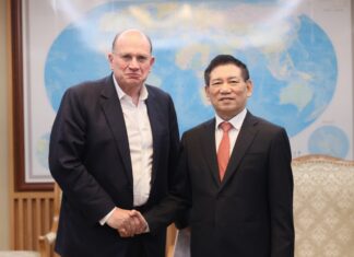 Deputy Prime Minister Hồ Đức Phớc Meets with AIA Group Chairman Mark Tucker