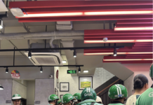 “Jollibee’s Christmas Reindeer Hunt Sparks Backlash as Customers Force Delivery Riders to Wait for Hours, Igniting Fierce Online Debate”