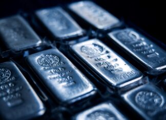 Silver Hits Record High, Then Plunges: Experts Predict Triple-Digit Prices by 2026