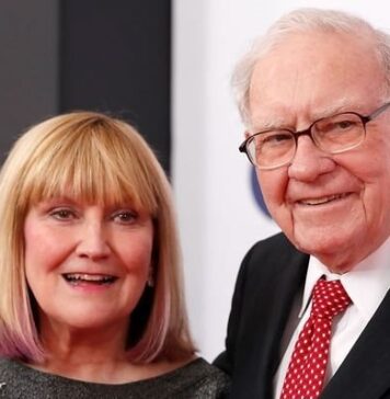 Unbelievable Story in the Warren Buffett Family: Only Daughter Didn’t Know Her Father Was a Billionaire Until Her 20s, Once Worked as a Food Delivery Person and Newspaper Vendor to Earn Money