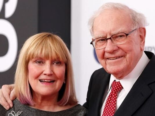 Unbelievable Story in the Warren Buffett Family: Only Daughter Didn’t Know Her Father Was a Billionaire Until Her 20s, Once Worked as a Food Delivery Person and Newspaper Vendor to Earn Money
