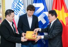 PNJ and Tuổi Trẻ Honor Coach Kim Sang Sik with a 24K Gold Medal Crafted from 33 Taels