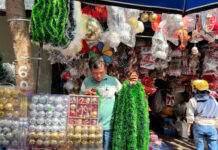 Christmas Decorations at Rock-Bottom Prices: Staff Brave the Heat to Attract Customers, Yet Sales Remain Slow