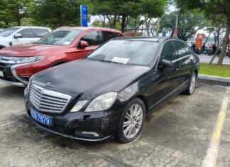 Exclusive Close-Up: Mercedes-Benz E300 Auctioned in Da Nang, Starting Bid at Just 282 Million VND