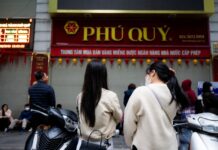 Hanoi: Gold Prices Plummet Overnight, Shocking Scenes Unfold on Cau Giay Street