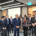 Deputy Prime Minister Nguyen Hoa Binh Engages with Singaporean Agencies, Businesses, and Investors to Boost Financial Hub Cooperation