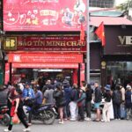 Unbelievable Scene on Tran Nhan Tong Street: Why Are Hanoi Residents Patiently Queuing for Hours?