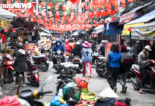 Luxury Living Turns Sour: Spending Billions on a Home Amidst Chaotic Street Markets and Food Stalls